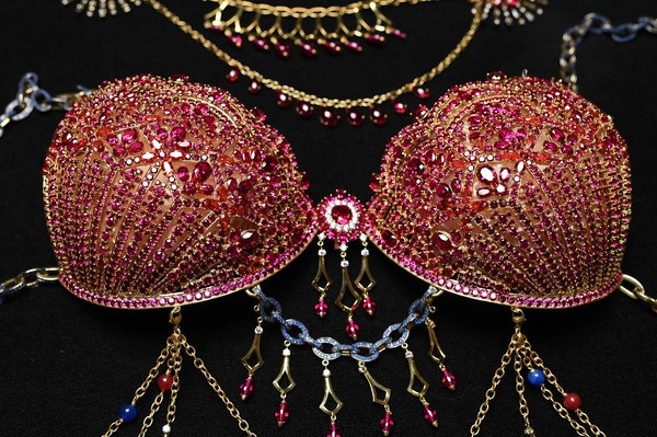 Trong lịch sử, bộ Fantasy Bra đầu tiên ra đời năm 1996 có tên VS Million Dollar Miracle Bra. Đây là bộ nội y chủ đạo có giá rẻ nhất, khoảng 1 triệu USD (hơn 20 tỷ đồng) do thiên thần Claudia Schiffer biểu diễn.