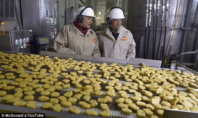 Các công nhân kiểm tra chất lượng sản phẩm trong nhà máy. Những miếng gà vàng ươm tưởng chừng như đã chín và có thể ăn ngay lập tức nhưng thực chất chúng vẫn còn sống ở bên trong.