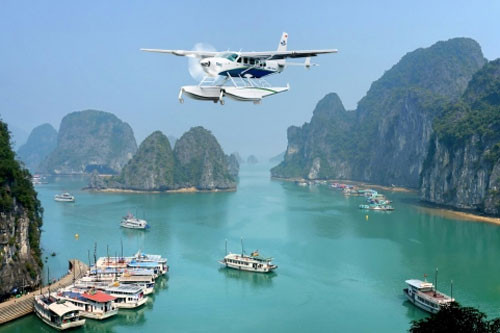 Tạp chí ForbesLife cũng chia sẻ cùng du khách về trải nghiệm du ngoạn trên vịnh Hạ Long. Đây là loại hình dịch vụ sang trọng, khá mới mẻ trong khoảng 10 năm trở lại đây. Thay vì những phương tiện truyền thống, chiếc thủy phi cơ sẽ giúp du khách ngắm nhìn toàn cảnh vẻ đẹp hùng vĩ của non nước Hạ Long ngay trong tầm mắt.