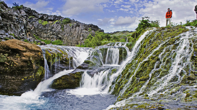 1. Iceland: Đến quốc gia này, du khách có thể trải nghiệm leo núi và trượt tuyết tại Deplar Farm sẽ được mở cửa vào năm 2016. Phần lớn các địa danh ở Iceland còn lưu giữ được vẻ đẹp rất tự nhiên do chưa có người ở, thậm chí nhiều người còn tin rằng Iceland là nơi mà các nàng tiên đang cư trú, họ đi lang thang trên các ngọn đồi đẹp như tranh vẽ, nhảy múa ở các đường nứt băng, tắm trong suối nước nóng tự nhiên và ẩn giật sau các vách đá phủ sương mù.