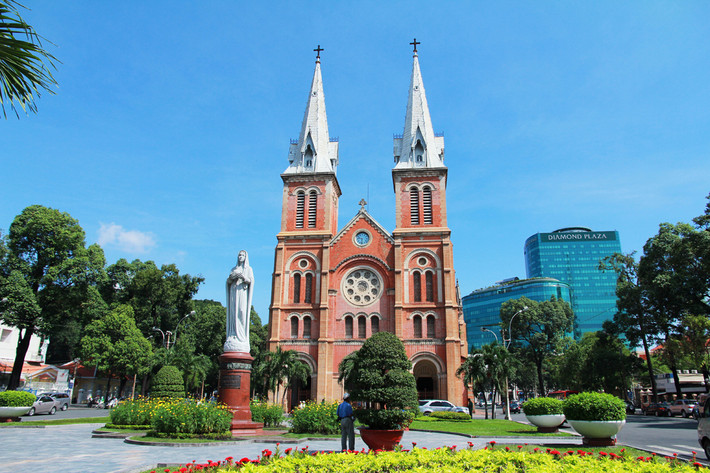 3. Việt Nam - Điểm đến có thủy phi cơ, những khu nghỉ dưỡng sang trọng, độc đáo: Trong phần giới thiệu về Việt Nam, Forbes giới thiệu về đất nước đang phát triển nhưng có bề dày về truyền thống văn hóa, có sự đan xen giữa cổ điển và hiện đại. Từ những làng chài yên bình đến những sàn nhảy đẳng cấp đều có mặt ở Sài Gòn, đó là minh chứng cho vẻ đẹp truyền thống lâu đời kết hợp với sự bắt kịp các xu hướng hiện đại của thế giới tại Việt Nam hiện nay.