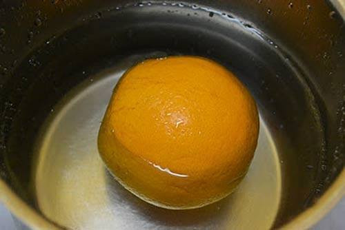 Rửa và ngâm nước muối cho cam thật sạch.