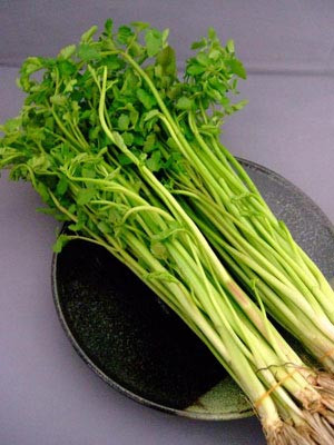 Theo Đông y, rau cần có tác dụng bình can, thanh nhiệt, trừ phong lợi thấp, nhuận phế, ngưng ho, sáng mắt, giảm áp suất máu, giúp mát gan, hạ cholesterol máu, thúc đẩy quá trình bài tiết các chất phế thải và làm sạch huyết dịch.
