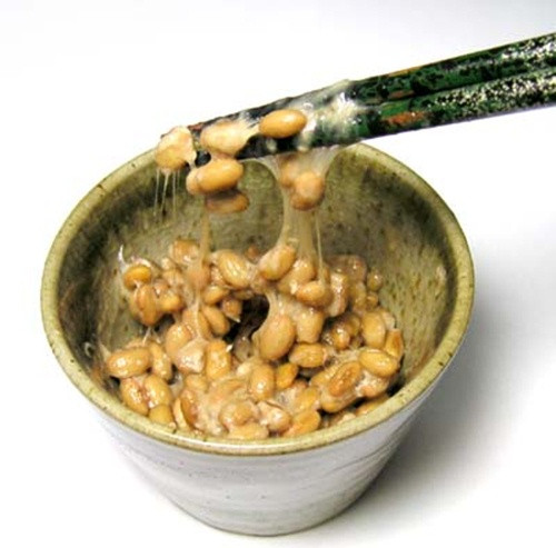 Đậu nành lên men đây là món ăn rất nặng mùi màu nâu, bùi, có nhiều chất dịch nhớt và dính, món ăn này được dùng phổ biến trong các bữa sáng của Nhật Bản.