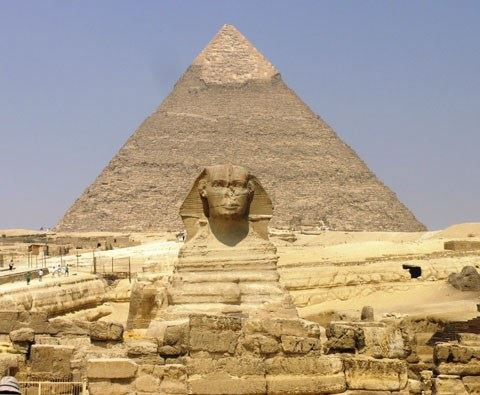Kim tự tháp Giza. Giza có niên đại hơn 4.000 năm tuổi, là công trình kim tự tháp cao nhất được xây dựng trên thế giới. Kim tự tháp Giza tọa trên vùng cao nguyên Giza nằm ở bờ Tây sông Nile và có vị trí tầm nhìn bao quát, hướng về thung lũng sông Nile.