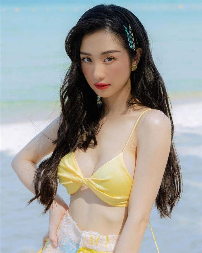 Kiểu áo chỉ bằng một bàn tay đang là hot trend năm nay, được nhiều người đẹp Việt lăng xê nhiệt tình. Với vòng một sexy, Jun Vũ không ngại khoe lợi thế bằng chiếc áo tựa như bikini khi tạo dáng ở biển.