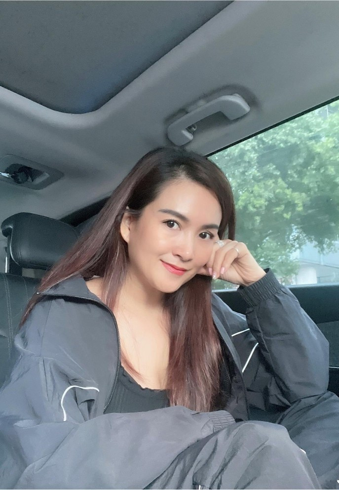 Chị cũng tích cực tập luyện thể dục đều đặn trong tuần, kết hợp chế độ dinh dưỡng hợp lý. Theo nữ doanh nhân, bên cạnh lối sống lành mạnh, việc giữ một tinh thần tốt sẽ giúp cơ thể và sắc vóc luôn trong trạng thái tràn đầy năng lượng.
