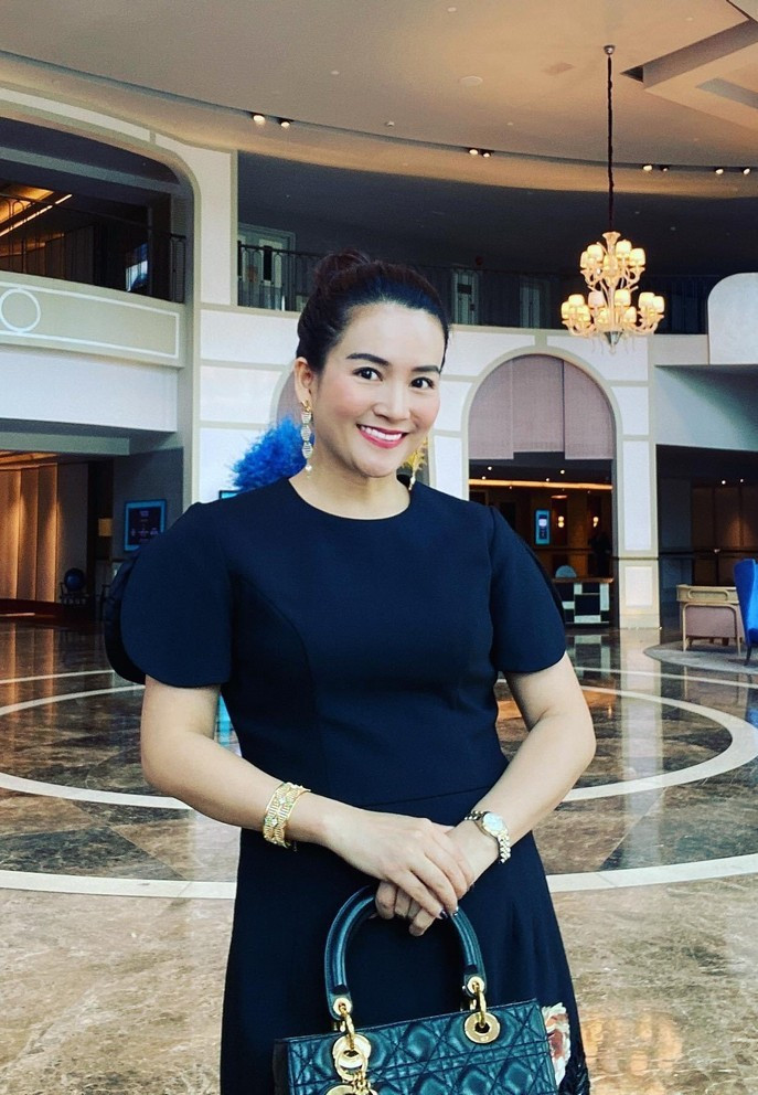 Những năm gần đây, Anh Thơ cũng chú ý về gu thời trang mỗi lần xuất hiện trước đám đông. Bà xã Bình Minh ưa chuộng các kiểu trang phục váy xòe và phom ôm, vừa tôn được vóc dáng thon gọn, đồng thời che được khuyết điểm chiều cao.