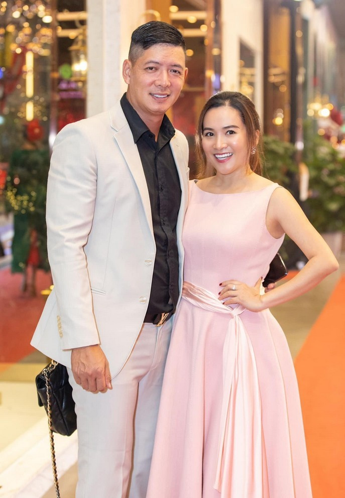 br/> Bình Minh kết hôn cùng doanh nhân Anh Thơ vào năm 2008. Dù không hoạt động showbiz, chị quen mặt với công chúng khi có nhiều bạn bè là sao như: Thanh Hằng, Trương Ngọc Ánh, Hà Kiều Anh... Anh Thơ cũng thường sánh đôi chồng trong các sự kiện giải trí. 13 năm bên nhau, họ xây dựng tổ ấm nhỏ với 2 cô con gái An Như và An Nhiên.