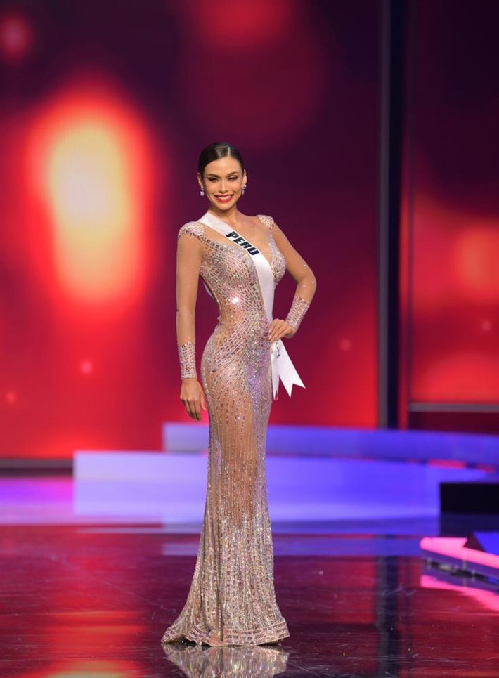 br/> Tại cuộc thi Miss Universe - Hoa hậu Hoàn vũ 2020 vừa qua, người đẹp Peru - Janick Maceta - để lại nhiều dấu ấn trong lòng công chúng. Không chỉ sở hữu sắc vóc hoàn hảo với chiều cao 1m77, mỹ nhân 27 tuổi còn được đánh giá cao ở khả năng ứng xử, dự án cộng đồng. Việc cô chỉ dừng chân ở vị trí Á hậu 2 phần nào để lại tiếc nuối cho khán giả yêu thích cuộc thi nhan sắc này.