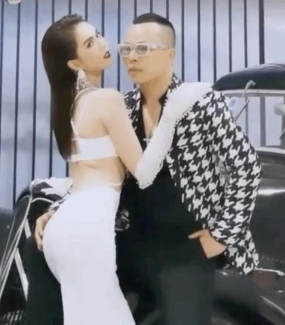rước đó, khi chụp ảnh quảng bá cho thương hiệu này, khi Ngọc Trinh đang ra sức tạo dáng uốn éo để khai thác đường cong chữ S chuẩn chỉnh thì ông bầu gốc Nam Định thản nhiên đặt tay lên vòng ba của Ngọc Trinh.
