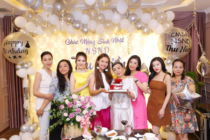 Phạm Phương Thảo, Huyền Trang, Tố Nga, Phương Thúy... mừng sinh nhật NSND Thu Hiền.