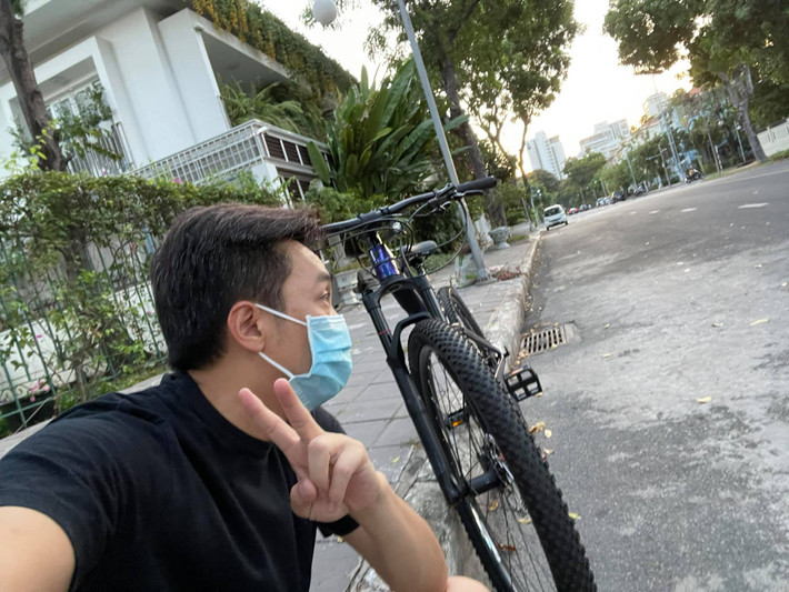 Cường Đô La trốn mẹ con Đàm Thu Trang đạp xe thể dục.