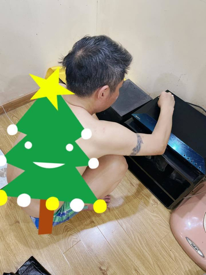 Ngọc Hà - bà xã NSND Công Lý, viết: "'Em sen hôm nay lau chùi nhà cửa chăm lắm. Lát được thưởng ngô già luộc".