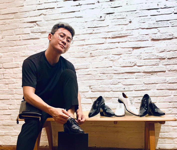 Thiên Vương MTV hào hứng mua giày mới.