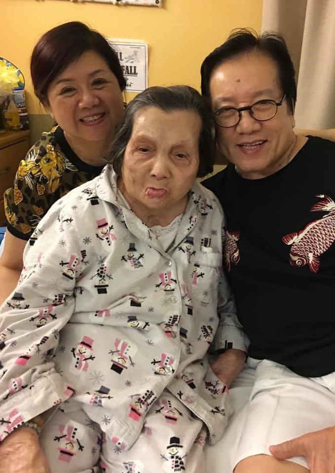 Nhân Ngày của mẹ, Elvis Phương đăng ảnh mẹ ông thời trẻ để tưởng nhớ đấng sinh thành.