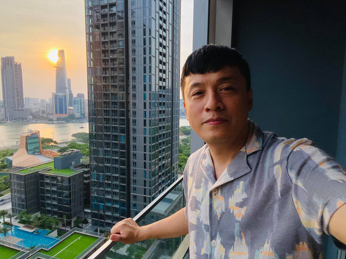 Lam Trường "trong lòng trống rỗng" khi ngắm hoàng hôn từ căn hộ thuộc khu chung cư siêu sang tại TP.HCM.