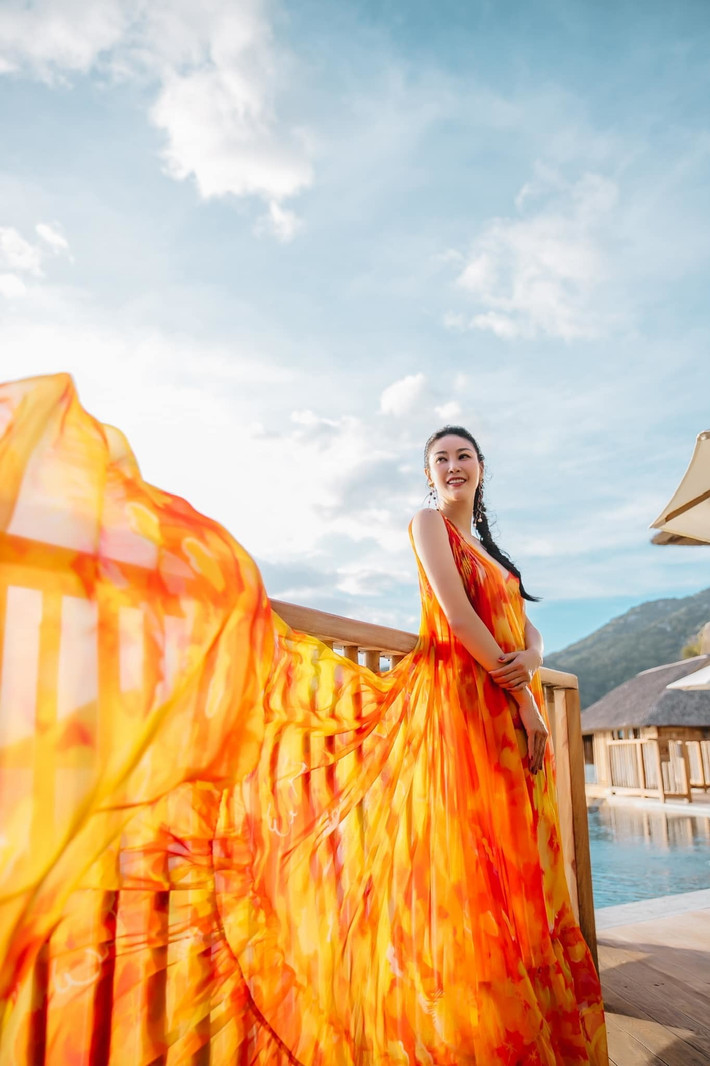 Sao Việt hôm nay 7/5: Hà Kiều Anh như hòa vào ánh hoàng hôn trên biển.