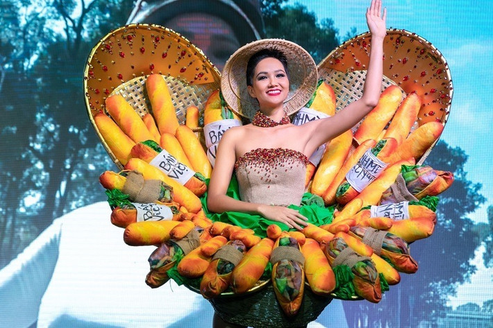 Thấy Khánh Vân thi Miss Universe, Hoa hậu H'Hen Niê lại bồi hồi nhớ lần "chinh chiến" vinh quang. Cô động viên các cô gái trẻ đừng ngần ngại đăng ký thi hoa hậu.