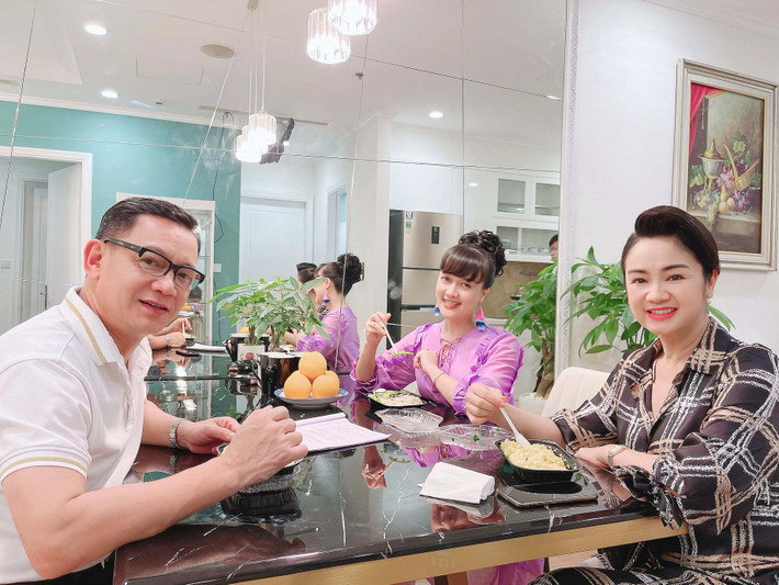 Vân Dung, Thu Hà và Phạm Cường - 3 diễn viên gạo cội trong phim "Hướng dương ngược nắng", thân mật ăn cơm cùng nhau.