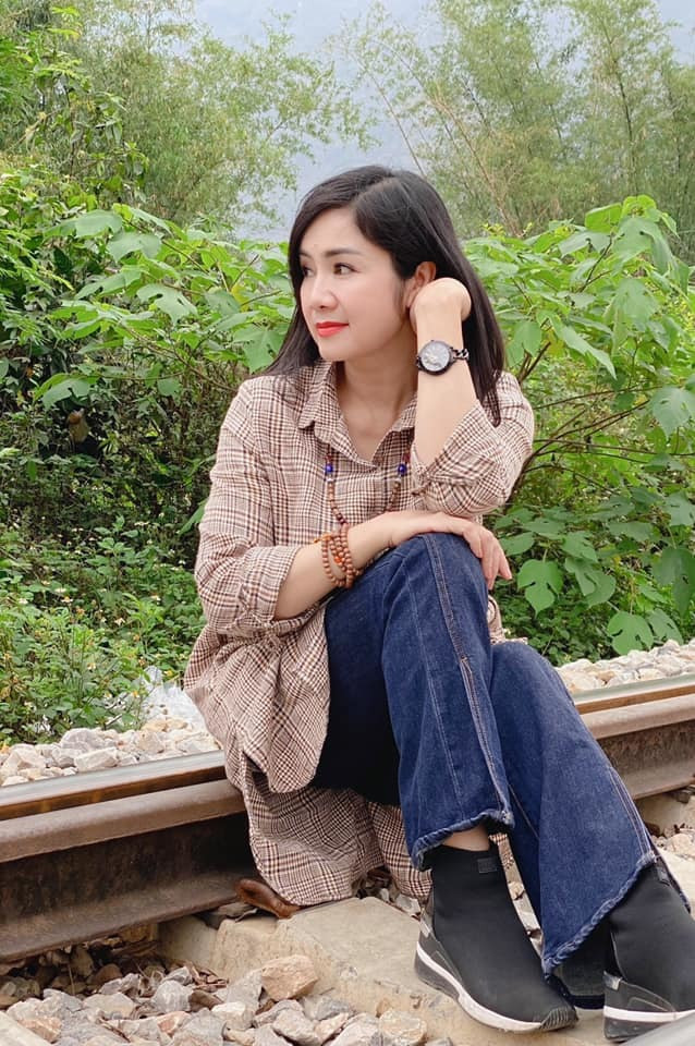 Khác với hình ảnh già dặn của bà Bạch Cúc trên phim "Hướng dương ngược nắng", ngoài đời NSND Thu Hà vô cùng trẻ trung, trẻ hơn nhiều so với tuổi 52 của chị. Nữ nghệ sĩ thường xuyên chia sẻ những bức ảnh đời thường khiến nhiều người ngưỡng mộ.