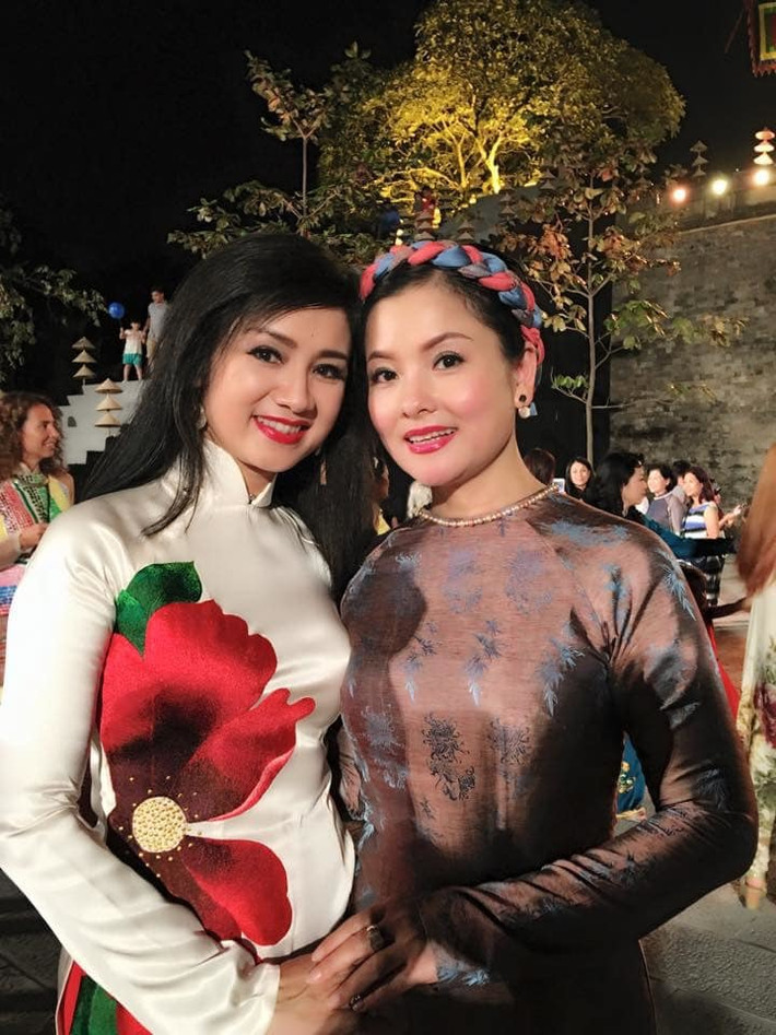 NSND Thu Hà và NSND Thu Quế bằng tuổi nhau. Hai nữ nghệ sĩ cùng sinh năm 1969 và đều đã lên NSND ở tuổi 50. NSND Thu Hà mới đây trở lại màn ảnh ấn tượng với vai Bạch Cúc - người ông Quân (NSƯT Phạm Cường) si mê trong Hướng dương ngược nắng. NSƯT Phạm Cường là chồng của NSND Thu Quế - bạn thân NSND Thu Hà. Hai nữ nghệ sĩ được nhận xét là sở hữu nhan sắc không tuổi thách thức thời gian.