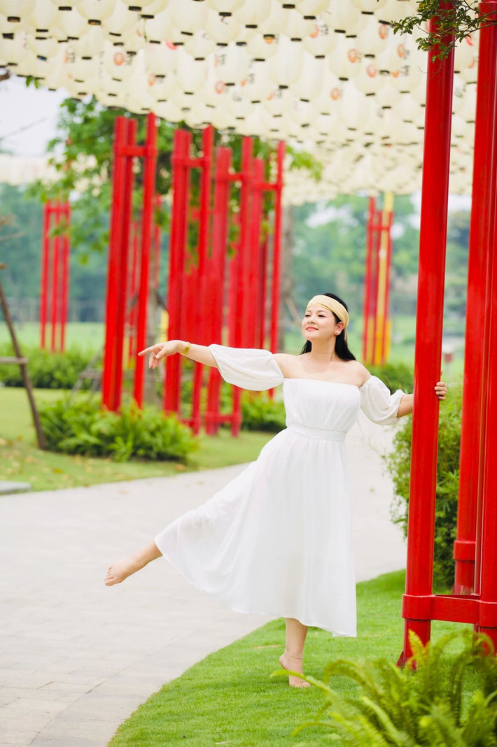 NSND Thu Quế cũng gây ấn tượng không kém NSND Thu Hà về nhan sắc không tuổi.