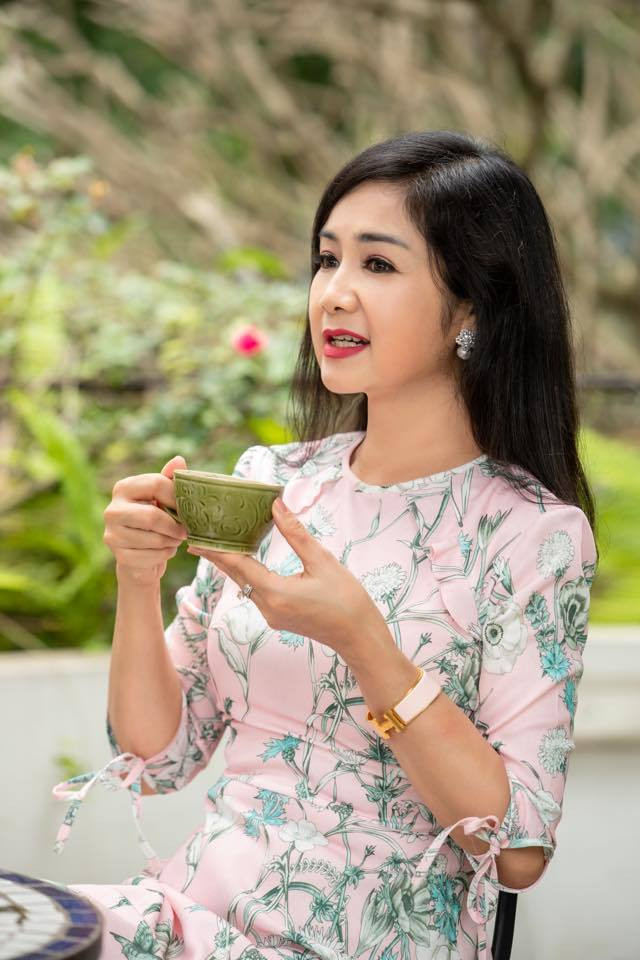 Tuy nhiên cũng rất nhiều người nói tôi trẻ hơn tuổi. Tôi không có bí quyết gì cả ngoài việc vô tư sống. Là phụ nữ đương nhiên ai cũng phải quan tâm đến việc chăm sóc sắc đẹp. Điều tôi quan tâm hơn cả đấy chính là phong thái. Tôi hay mặc đồ trẻ trung hơn nên mọi người thấy vậy".