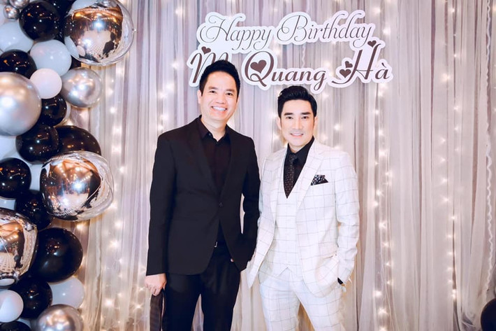 Quang Hà bên Quang Cường.