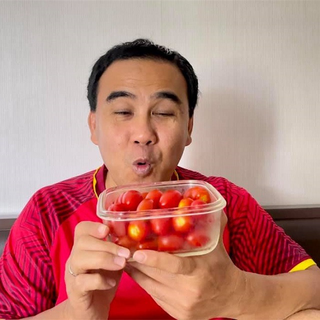 Thưởng thức cà chua do vợ con chăm sóc, thu hoạch, nam MC thốt lên: "Ngon lắm à nha!".