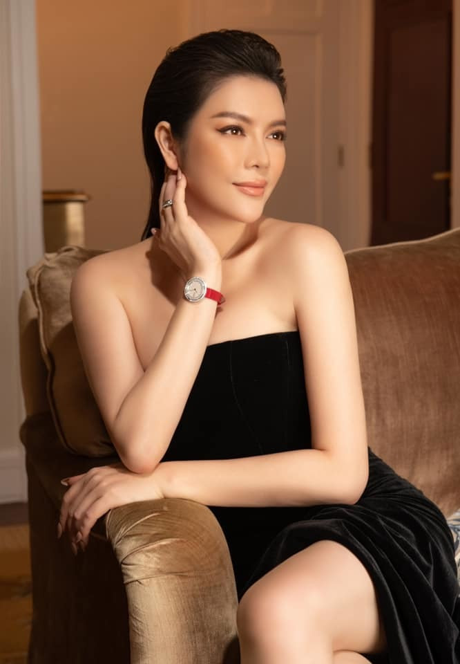 Lý Nhã Kỳ đăng ảnh đẹp và viết: "Kiêu sa trong nét ngọc ngà / Mặn mà, quyến rũ nhưng mà cô đơn".