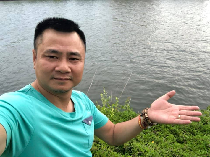 Tự Long triết lý khi ngắm sông: "Mặt sông phẳng lặng nhưng không phải là không có sóng. Hãy trân trọng những phút giây bình yên bên người thân và gia đình".