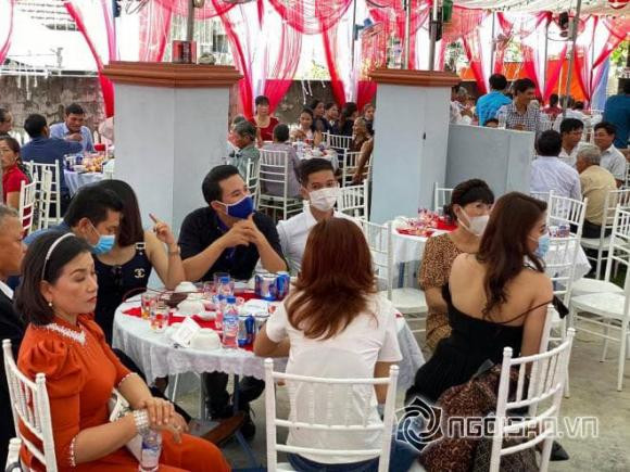 Hồ Bích Trâm cho biết thêm, trong tiệc cưới cũng có bác sỹ đo thân nhiệt và đảm bảo giãn cách ở chừng mực nhất định. "Tôi thực hiện đúng quy định, đồng thời chính quyền cũng giám sát nữa. Hơn nữa đây cũng là ngày vui chung của bà con, bạn bè trong gia đình mình. Tôi mong ai cũng khoẻ mạnh cả", cô nói.