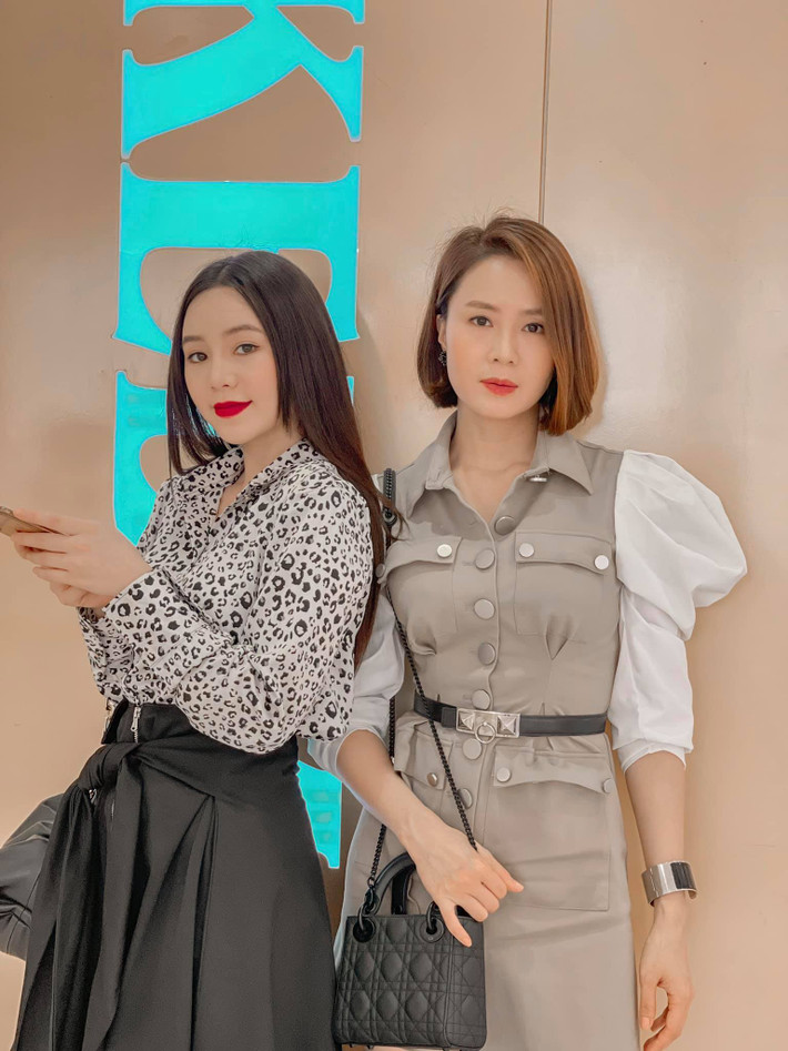  Hồng Diễm đăng ảnh với Quỳnh Kool và viết: "Chị em nhà Cám. Kể ra thì cũng yêu thương nhau phết đấy, chỉ mỗi tội lúc ăn thì em hay ăn tranh phần của chị. Cô chị thì hay nhường nên gầy xanh, còn cô em nhìn ảnh là biết rồi".