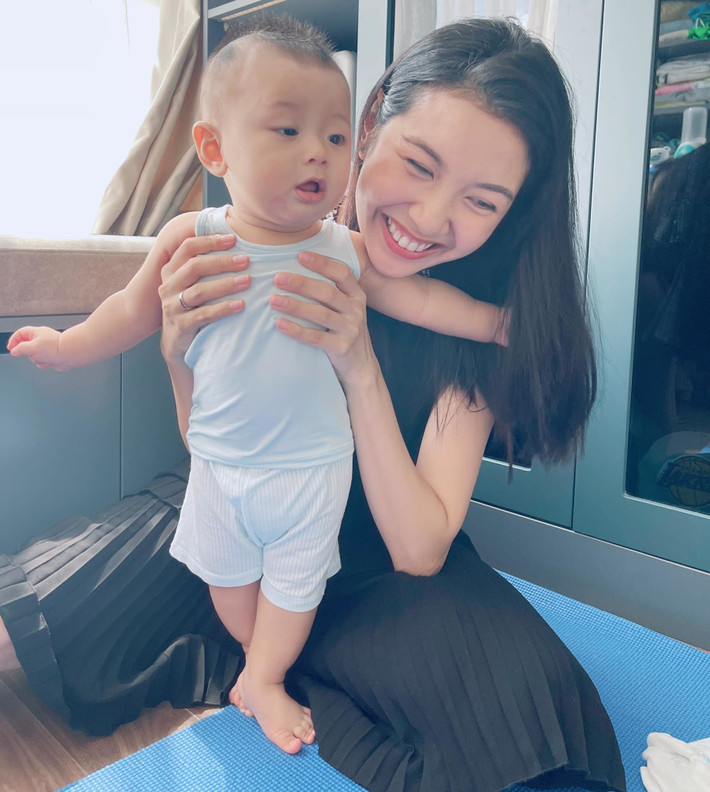 Thúy Vân rạng rỡ bên con trai.
