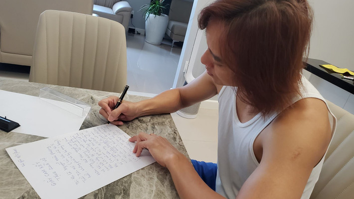 Nghệ sĩ Hoài Phương viết thư tay cam kết từ bỏ món tiết canh yêu thích theo yêu cầu của bà xã Việt Hương. Đáng lưu ý, đầu thư anh hài hước đề: "Tôi lớn hơn vợ 5 tuổi, không phải bà ấy lái máy bay".