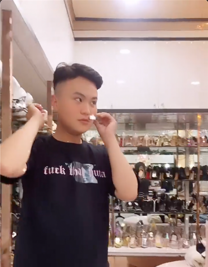 ậy nên khi thấy stylist và người giúp việc lấy đồ lót của mình để nghịch, người mẫu Ngọc Trinh đã cười như nắc nẻ.