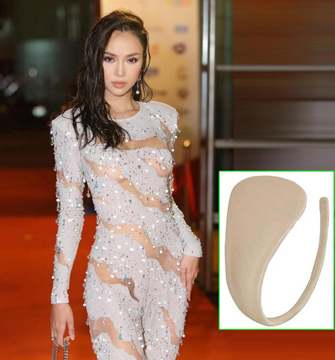 hiều người đẹp khác như Vũ Ngọc Anh cũng tiết lộ việc sẵn sàng thả rông vòng 1, mặc mỗi C-String làm đồ lót để diện đồ xuyên thấu được sang trọng hơn.
