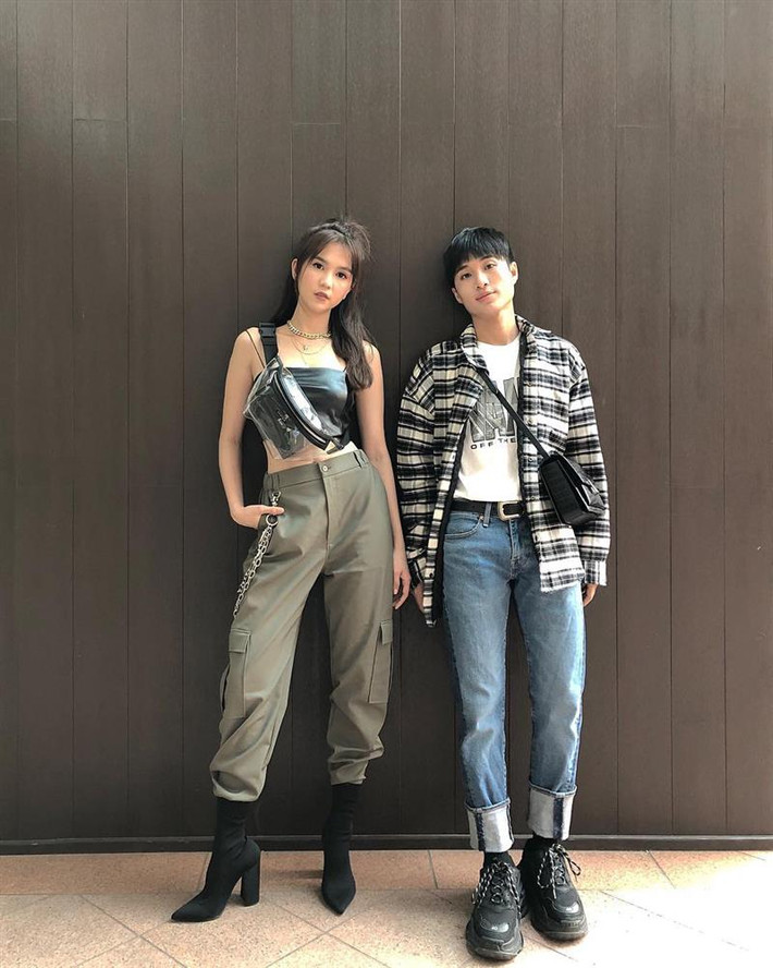 Phạm Bảo Luận là cái tên không còn xa lạ trong giới stylist Việt bởi đây chính là người đã mang đến vẻ ngoài lung linh cho rất nhiều tên tuổi nổi tiếng của Vbiz như Sơn Tùng M-TP, Diệu Nhi, Min... Dù bình thường khá kín tiếng nhưng mới đây, Phạm Bảo Luận nghịch đến mức dùng đồ lót của Ngọc Trinh úp lên mặt làm tai nghe đã khiến những người theo dõi anh chàng này phải thay đổi cái nhìn.