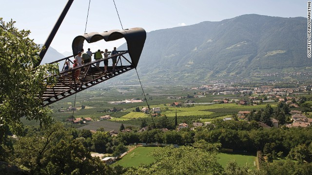 Sàn ngắm cảnh Matteo Thun của Italy là một nơi lý tưởng để ngắm nhìn rừng sồi lớn của thuộc khu vườn đẹp nhất nước này.