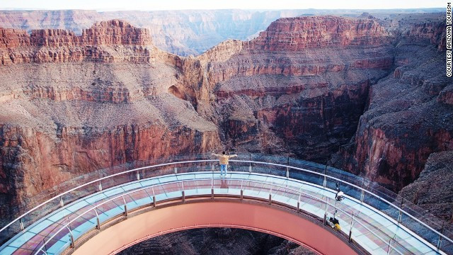 Đường đi bộ trên không ở hẻm núi lớn Grand Canyon, Mỹ. Nằm ở cực Tây của hẻm núi, đường đi bộ này là một cây cầu có dáng như vành móng ngựa, làm từ thủy tinh trong suốt. Từ đường đi bộ này, du khách có thể chiêm ngưỡng dòng sông Colorado ở độ cao hơn 1.000 m bên dưới.