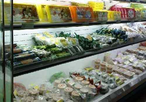 6. Những loại thức ăn đông lạnh. Những loại thức ăn đông lạnh cũng là một trong những loại thực phẩm rác, những nguy hại của nó chủ yếu là: có chứa hàm lượng bơ sữa cao dẫn tới béo phì, hàm lượng đường cao ảnh hưởng tới bữa ăn chính. Ngoài việc dễ dẫn tới béo phì và ảnh hưởng bữa ăn ra, những đồ ăn đông lạnh do nhiệt độ thấp mà kích thích quá độ tới dạ dày và đường ruột.
