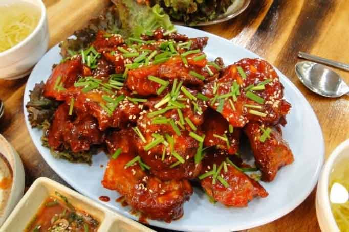 5. Món chân giò heo cay. Jokbal nghĩa đen là chân giò heo. Đây là món ăn phổ biến để nhắm rượu của người Hàn. Nó gồm chân giò heo nấu với nước tương và gia vị cay.