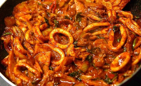 6. Osam Bulgogi (mực với thịt lợn chiên cay). Osam bulgogi là một hỗn hợp của mực ống và thịt lợn được trộn trong ớt đỏ, tỏi, hành, sau đó, được chiên lên.