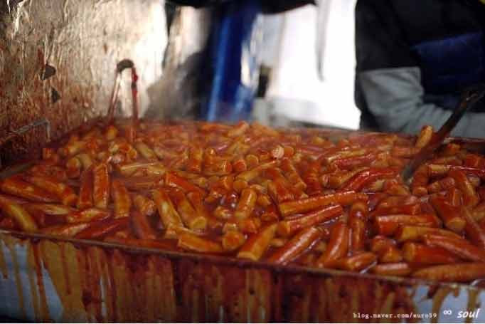 1.Tteokbokki – bánh gạo nếp xào cay quen thuộc. Đây là một món ăn rất nổi tiếng của ẩm thực Hàn Quốc. Với màu đỏ hấp dẫn, tteokbokki dễ dàng thu hút thực khách. Nhiều người lần đầu bắt gặp món ăn này thường tưởng nhầm là xúc xích nên náo nức nếm thử mà không hề đề phòng về độ cay của nó.