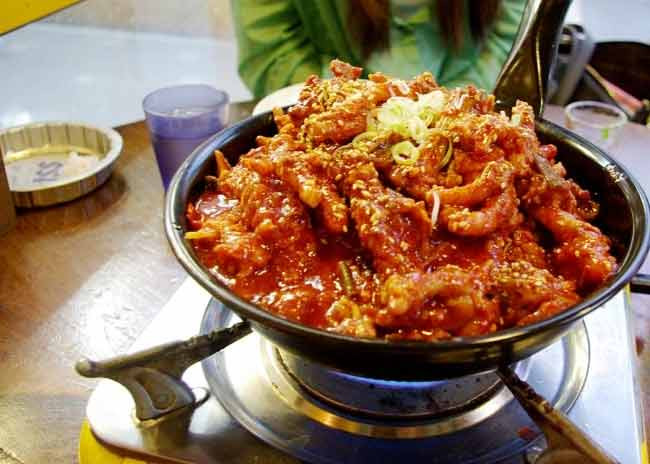 2. Chân gà là một thực phẩm phổ biến trong nhiều nước châu Á, trong đó có Hàn Quốc. Tuy nhiên, cách chế biến món chân gà của người Hàn Quốc lại rất khác biệt. Món chân gà cay - Hansin Pocha mang đậm thanh phong cách thực phẩm của Hàn Quốc bởi nó cũng có được chế biến với rất nhiều ớt khiến món ăn có màu đỏ đặc trưng.