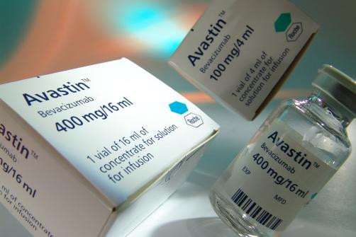 Bevacizumab (Avastin). Loại thuốc này tuy bị cấm sử dụng để điều trị ung thư vú ở Mỹ nhưng nó vẫn được dùng điều trị một số loại ung thư khác như ung thư ruột kết, phổi, thận, não. Nghiên cứu cho thấy, dù thuốc này có thể giúp làm chậm sự phát triển của ung thư vú nhưng nó không giúp bệnh nhân sống lâu hơn hay cải thiện chất lượng sống.