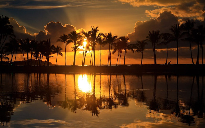 Hawaii là nơi có cảnh hoàng hôn tuyệt vời ở Mỹ Du khách có thể trải nghiệm cảm giác lãng mạn khi mặt trời lạn trên Bãi biển Anaeho'omalu, hoặc lên đỉnh Mauna Kea.