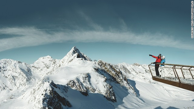 Top of Tyrol là một sàn ngắm cảnh ở độ cao 3000 m so với mặt nước biển tại dòng sông băng Stubai ở Tyrol, Áo. Thép chống phong hoá được sử dụng làm vật liệu xây dựng của công trình này để chống đỡ với điều kiện thời tiết khắc nghiệt nơi đây. Công trình này được hoàn thành vào năm 2008 và cung cấp cho du khách cái nhìn ngoạn mục ra hơn 103 đỉnh núi.