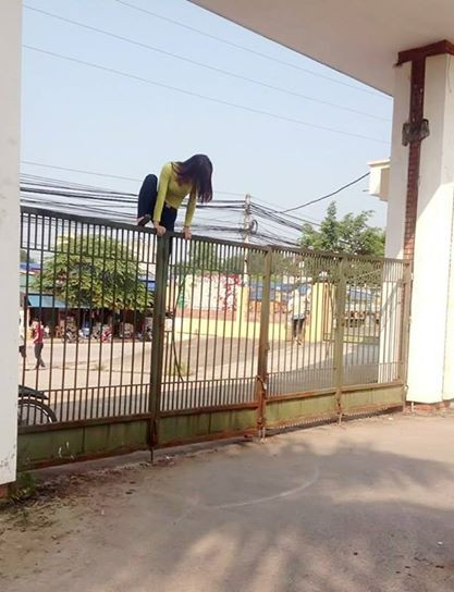 Đắng lòng nữ sinh viên phải leo qua cổng để đến lớp!